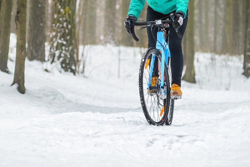 Jak właściwie zabezpieczyć rower na zimę?